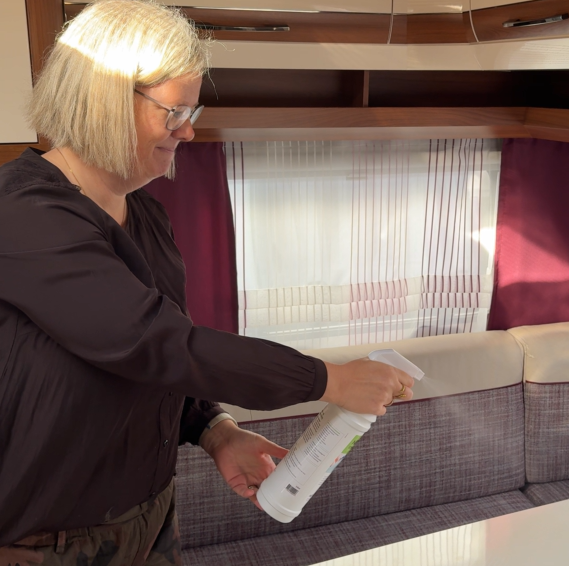 Sprayer overfladedesinfektion i campingvogn