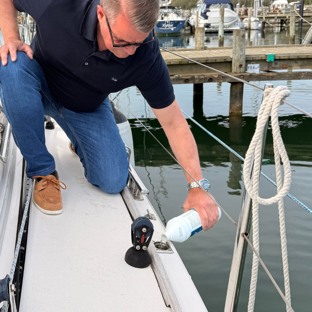 Person påfylder Ren Tank på båd